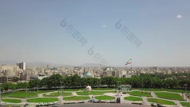 空中无人机视图城市阿扎迪塔德黑兰视图挥舞着伊朗国旗伊朗